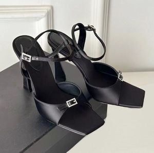 Luxe ontwerpers Everyday Summer Brand Jerry Sandals schoenen vrouwen kristal-verrukt satijnen gespen riem hoge hakken zwarte dame sandalias feestjurk