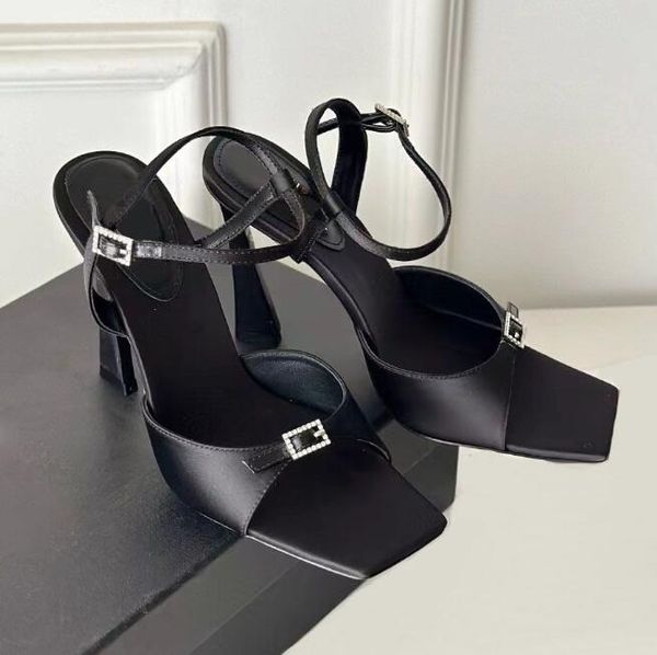 Diseñadores de lujo Marca de verano Sandalias Jerry Sandals Zapatos Mujeres Corias de satén con adornos de cristal Correa alta Tacones altos