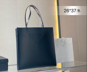 Luxe ontwerpers handtassen mannen dames mode medium tote winkelen schoudertassen zwarte witte koehide handtas dame dagelijkse opslag driehoek naamplaatjes bakken