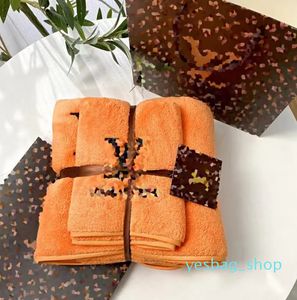 Luxe DesignertOWel Set Classic Old Flower Letter Logo geborduurde handdoek 4 kleuren Absorberende handdoek Snelle drogen strandhanddoek Geschenkdoos