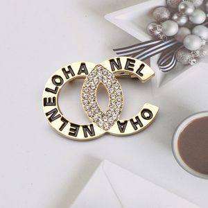 Luxe Desinger Marque Broche Femmes Perle Lettre Broches Bijoux De Mode Vêtements Unisexe Bijoux De Mariage Accessoires Cadeaux 20style