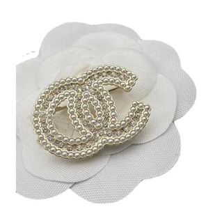 Luxe Desinger Marque Broches Broche Femmes Véritable Plaqué Or En Acier Inoxydable Strass Perle Lettre Broches Costume Broche Bijoux Pull Accessoires 20style