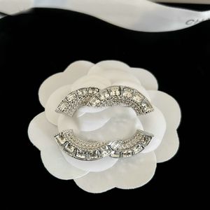 Broche de luxe en diamant pour femmes, broches de styliste, marque de lettre, broche de bijoux, accessoires cadeaux de fête de mariage