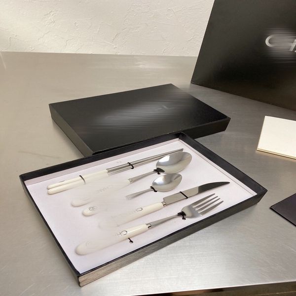 Ensembles de vaisselle de luxe Signage Knife Fork Cherchettes et cuillères 5 pièces 1 Set Classic 304 Matière en acier inoxydable pour hôte