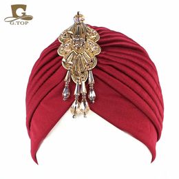 Divas de luxe Stretchable Turban Head Wrap Hat avec des foyers de pendentif perlé 240416