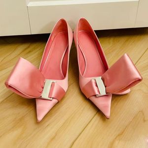 Luxe Geklede schoenen 100% echt leer Strik Satijnen Gesp Puntige Tenen Kitten Hakken Naaldhak Designer Pumps Dames Hoge Hakken Bruiloft Sexy feest 5,5 cm Met doos