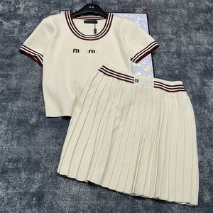 Luxe jurken Tweede stuk set vrouwen designer rok en topsets letters contrast kleur tees geplooide rok outfit elegante casual dagelijkse whitedressers