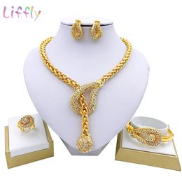 Luxury Dubai Gold Color Bijoux pour femmes Collier Boucles d'oreilles Ring Africain Wedding Bridal Bijoux 240511