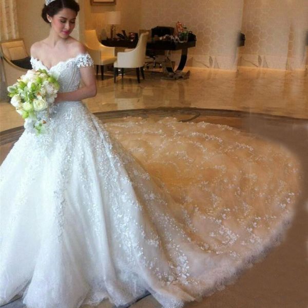 Vestido de novia de lujo de Dubai Una línea fuera del hombro Apliques de encaje con cuentas Tren de la catedral Vestidos de novia Ilusión Volver Trabajo hecho a mano caro