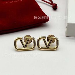 Boucles d'oreilles de luxe Designer Benchmarking Warren Golden Glossy Lettre V pour femmes boucles d'oreilles fraîches simples