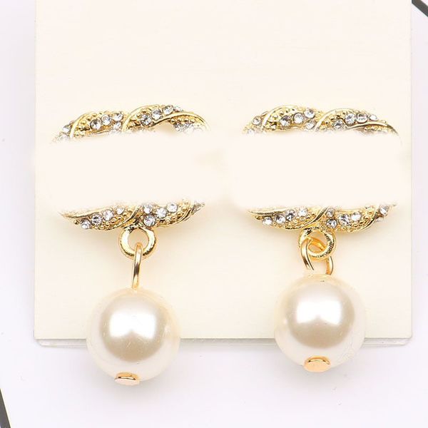 Boucles d'oreilles de luxe Boucles d'oreilles de créateurs pour femme boucles d'oreilles en perles blancs Crystal 18k plaque d'oreille en or brincos simples lettres oreilles bijoux fête des cadeaux zh015 c4