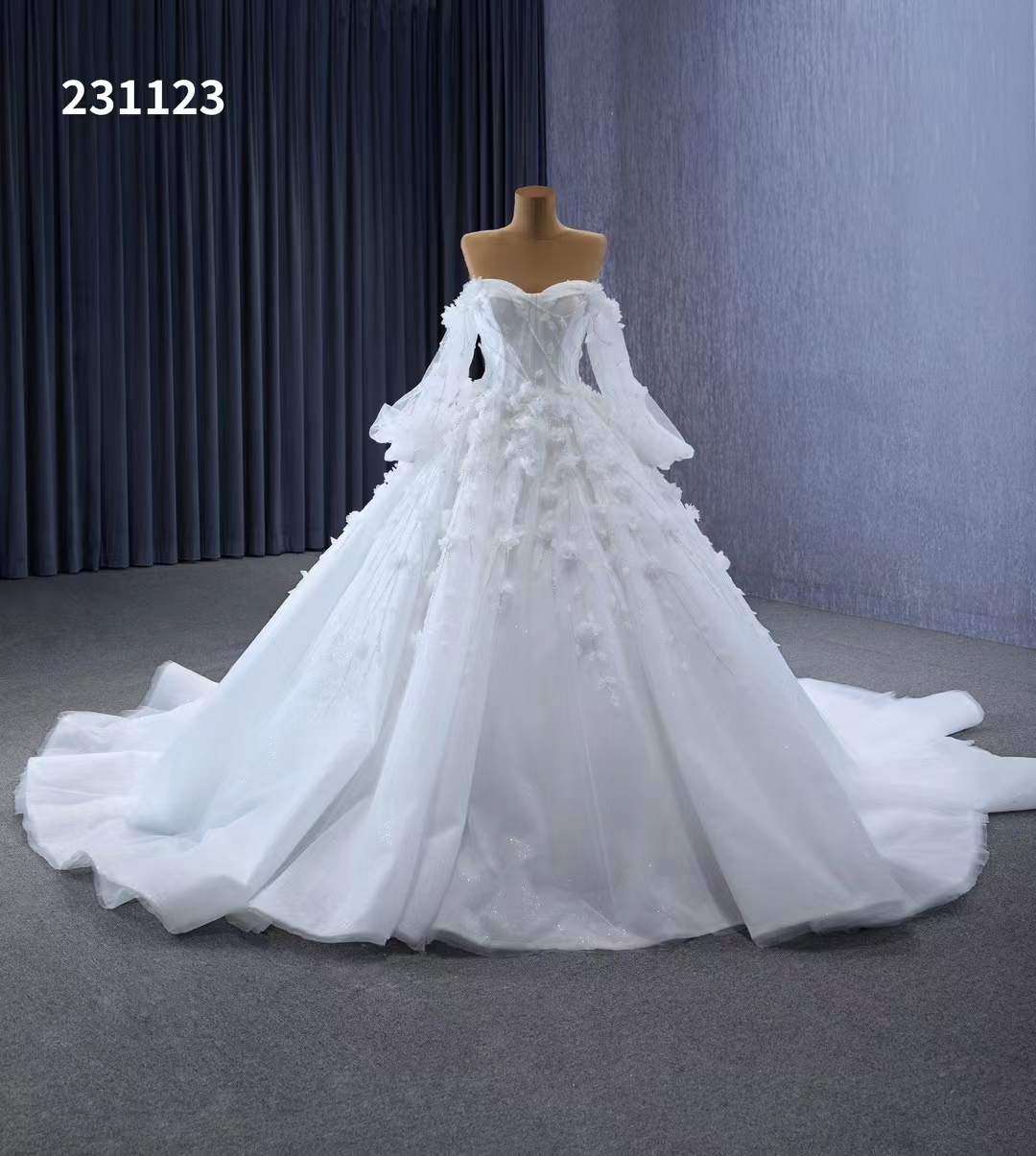 Abiti da sposa eleganti di lusso con abito da ballo, fiori fatti a mano, scollo a cuore, abito a maniche lunghe in due stili SM231123