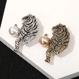 Luxe elegante Big Pearl Crystal Tiger -broches Gold Silver Color Rhinestone Legering Dierbroche Men Party Safety Pins