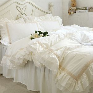 Luxe borduurwerk beddengoed set beige kant ruche dekbedovertrek bruiloft decoratieve textiel laken deksels elegante dekbedovertrek 210319