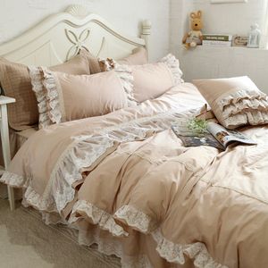 Luxe borduurwerk bruiloft beddengoed set kant ruche dekbedovertrek elegante laken bedsprei romantische slaapkamer decoratie beddings T200706