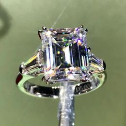 Luxury Emerald Cut 4CT Lab Lab Diamond Ring 100% Original 925 STERLING SIGNED CEMEGAGNE BALLES DE MEADUX POUR FEMMES BIELRIQUE BRIDAL 240417