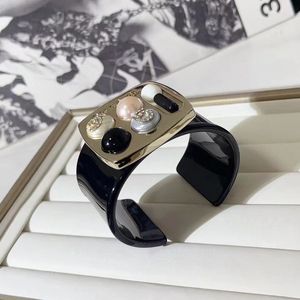 Bracelet de diamant d'or de créateur de fard à paupières de luxe pour femmes bracelet de bracelets en acrylique noir bracelets réplique officielle de la marque de fard à paupières bijoux de mariage haut de gamme