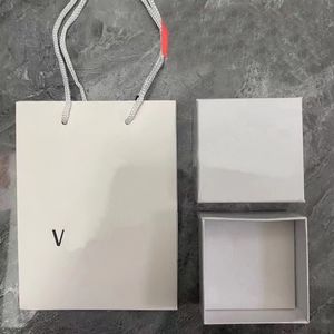 Luxe F Letter Witte dozen Sieraden Accessoires Verpakking Display Doos Geschenkt-Zagkettingen Bracebanden Hoorbellen Ring Gem Opbergdozen