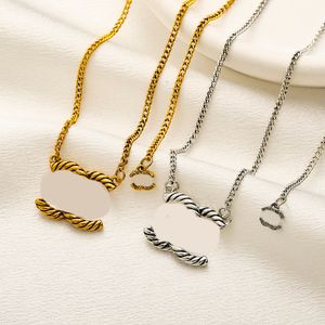 Collier de créateur célèbre de luxe pour les femmes Pendre de fleur de chanvre marque C-Letter Chain Chain Colliers Accessoire de haute qualité 18 km plaqués d'or