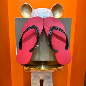 Célèbre Flip Flops Caoutchouc Pantoufle Rivet Luxe Designer Hommes String Sandale Plage Sandale En Plein Air Femmes Mule Top Qualité Slide Plat Ensoleillé Été Homme Piscine Sliders Mocassins