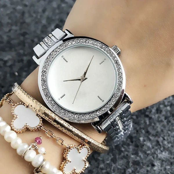 Un groupe de mode de luxe regarde la femme Lady Girl Big Stones 36 mm Style Crystal Metal Steel Band Quartz Wrist Watch Wholesale