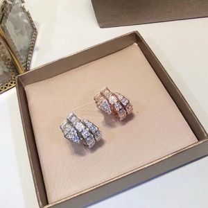 Marca de moda de lujo Joyería Dama Latón Diamante completo Círculos dobles Serpiente Serpiente 18K Oro Compromiso de boda Anillos abiertos 3 colores