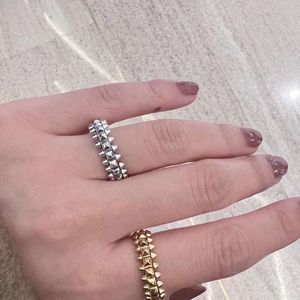 Bijoux de créateurs de mode de luxe PartyV Gold High Edition CNC Bullet Head Willow Nail Bead Edge Bagues pour hommes et femmes Rose Moving Rivet Ring Paire