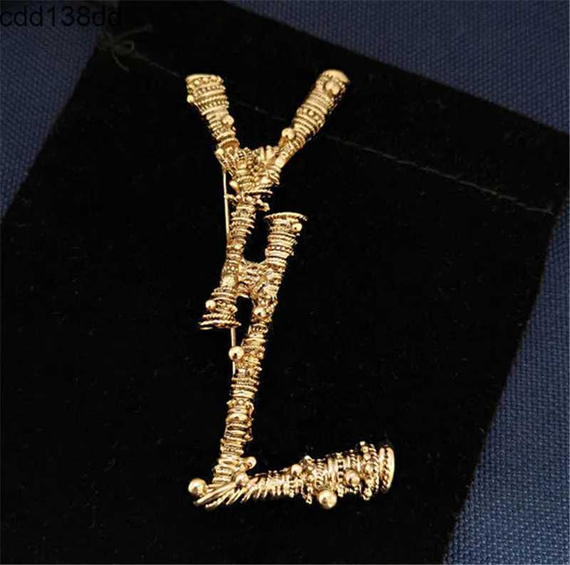 Luxury Fashion Designer Men Womens Brooch Pins Brand Gold Black Letter Brooch Pin Suit Dress Broche For Lady Jewelry 4*7CM