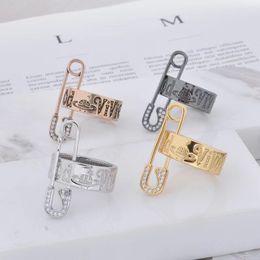 Anillos de diseñador de moda de lujo Clip personalizado Anillo de Saturno Hip Hop Estilo punk Anillos de mujer Cuatro colores disponibles Regalo de vacaciones