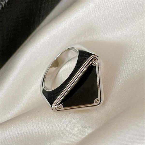 Designer de mode de luxe Bague en argent Marque Lettres Bague pour Lady Femmes Hommes P Classique Triangle Anneaux Amoureux Cadeau Fiançailles Designer191y