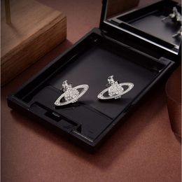 Diseñador de moda de lujo Pendiente del perno prisionero Carta Viviene Marca Joyería de las mujeres Pendientes de perlas de metal cjeweler Westwood para mujer Tendencia Oreja de oro tyfg4