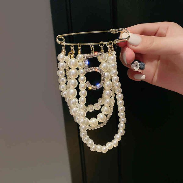 Luxe Mode Perle Numéro 5 Broches Femmes Vêtements Marque Design Classique Alliage Broche Cadeau Pour Fille Amie Accessoires Vintage Bijoux