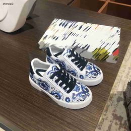 Zapatos de moda de lujo para niños niñas Impresión de porcelana azul y blanca Zapatillas de deporte para niños Tamaño 26-35 Zapatos casuales con cordones para bebés Incluye caja Aug30