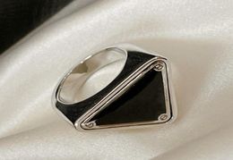 Mode de luxe Bague en argent Pra Designer Bijoux Classique Triangle Hommes Femmes Bande Anneaux Couple Cadeaux Fiançailles Accessoires1544717