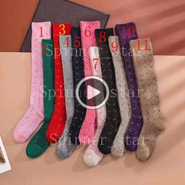Luxe mode -sokken lente herfst klassiek kleuren brief meisje vrouwen sokken trend katoen atletisch lange bouillon