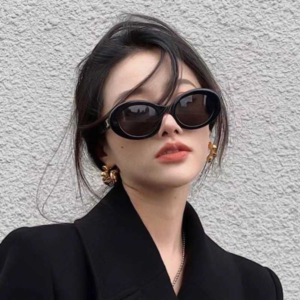 Lunettes de soleil de mode de luxe Outdoor Designer Summer Women Tom Classical Polarized Ford Korean Oval Black Frame New Women's Ins Concave Shape White Net Red