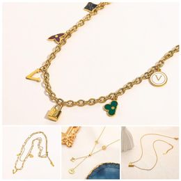 Moda de lujo Mujer Diseñador Collar Gargantilla Cadena Cristal 18K Chapado en oro Carta de acero inoxidable Colgantes Collares Declaración We218G