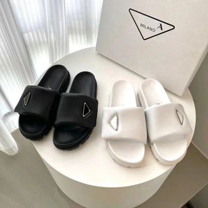 topkwaliteit luxe ontwerper slipper sandaal dames zomer metalen driehoek sandaal sandaal zacht lederen glijbaan man mode schoenen platform outdoor reis rubber schuifregelaars muilezel dame