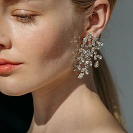 Boucles d'oreilles pendantes en forme de fleur de luxe en forme de feuille de zircone cubique pour femmes lustre exquis CZ boucles d'oreilles de mariage bijoux de fête 240312
