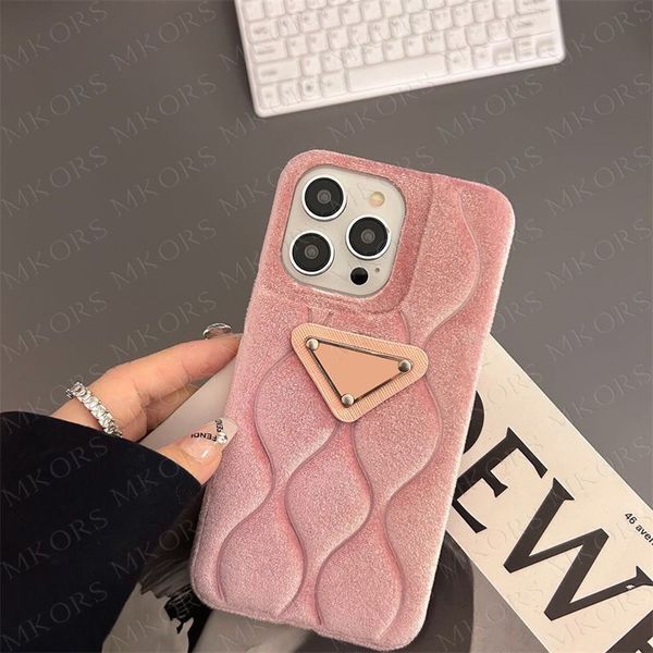 Étuis de téléphone portable de luxe Fluffy Feeling pour iPhone 14 14pro 13 13pro 12 Pro Max 11 Mode Handy Curve Back Body Design Cover Triangle Pattern