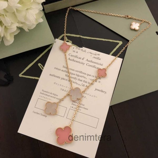 Colliers de luxe avec pendentif trèfle à quatre feuilles plaqué or 18 carats fleur rose et blanche collier ras du cou à cinq breloques pour femmes bijoux de mariage avec boîte cadeau de fête VMVI