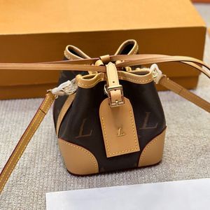 Marque française de luxe Designer femmes à la mode Mini sacs à bandoulière Paris classique en cuir véritable rétro en relief sac à bandoulière dames portefeuille produit de haute qualité