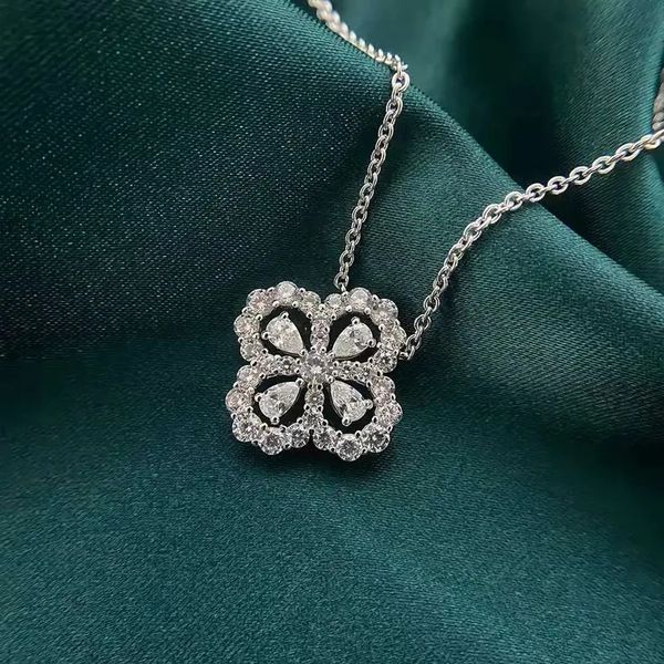 Luxury Full Diamond Four Grass Pendant Collier Niche Design Super Flash Imitation Moisanite Fleurée en forme de fleur Chaîne Femelle