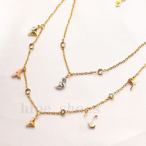 Conception de lettre de collier géométrique de luxe 18K Gol à quatre feuilles trèfle en acier inoxydable Charme pendentif anniversaire anniversaire fête quotidienne