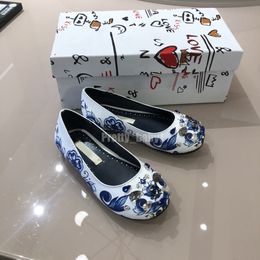 Luxury Girls Princess Shoes Designer Rhinestone Flower Realine Lire en cuir Kids Sweet Dance Flats Brand Girls Chaussures