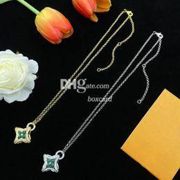 Colliers de chaîne en or de luxe Vintage dame fleur pendentif colliers lettre plaqué pendentifs avec boîte-cadeau