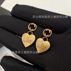 Pendientes de oro de lujo G Pendientes de corazón de latón a juego Pendientes de moda en forma de corazón