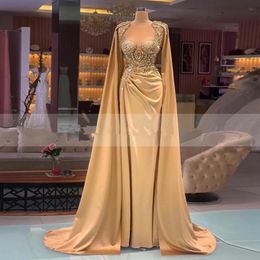 Vestidos de noche formales de oro de lujo con mangas largas con cuentas de cristal de la capa túnica satinada con ruidones de mariee sirena vestidos de fiesta de fiesta custom 1868