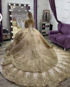 Vestidos de novia con apliques de encaje dorado de lujo Aso Ebi princesa con cuentas iglesia Capas Volantes Tren de la capilla Mangas largas con cordones Vestido de novia árabe