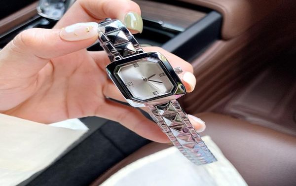 Luxury Gold Lady Watch 24 mm Rectangle Dial Top Brand Designer Dress Women Watchs Watchs en acier inoxydable Bands de bracelet Diamant pour WO9108386